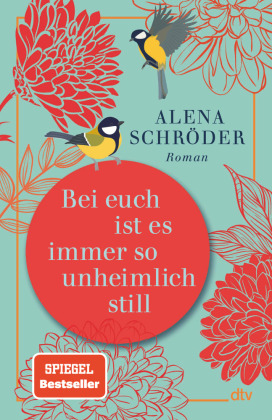 Alena Schröder – Junge Frau am Fenster stehend, Abendlicht, blaues Kleid” und “Bei euch ist es immer so unheimlich still”